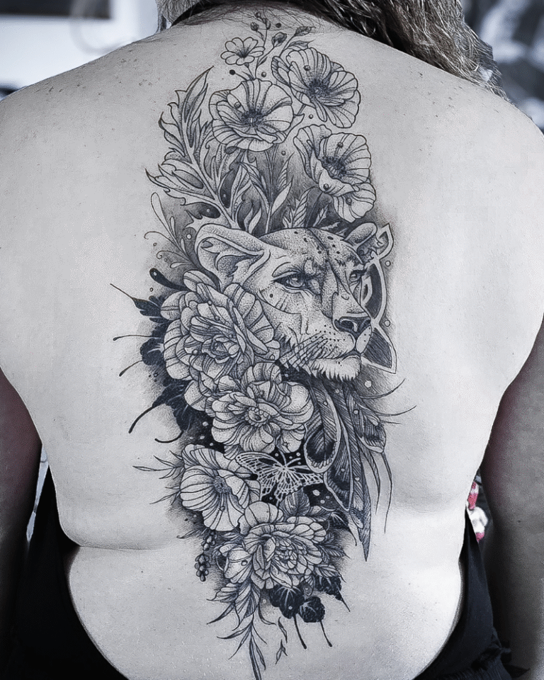 Tatouage de lion et de fleurs