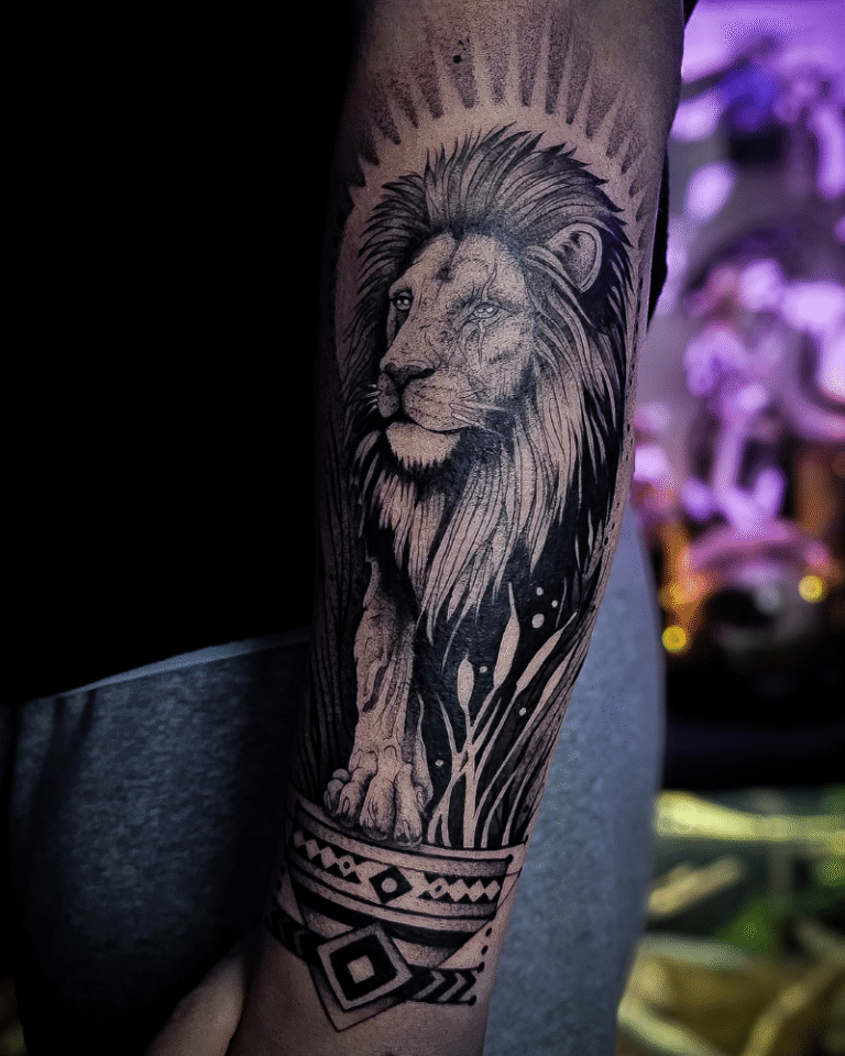 Tatouage de lion aux motifs africains
